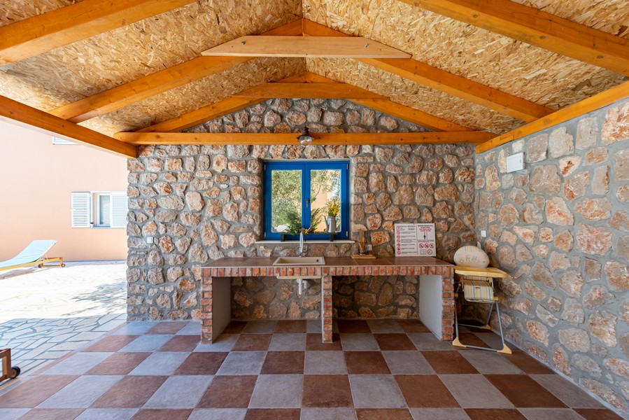 Nyári konyha kőből és fedett
