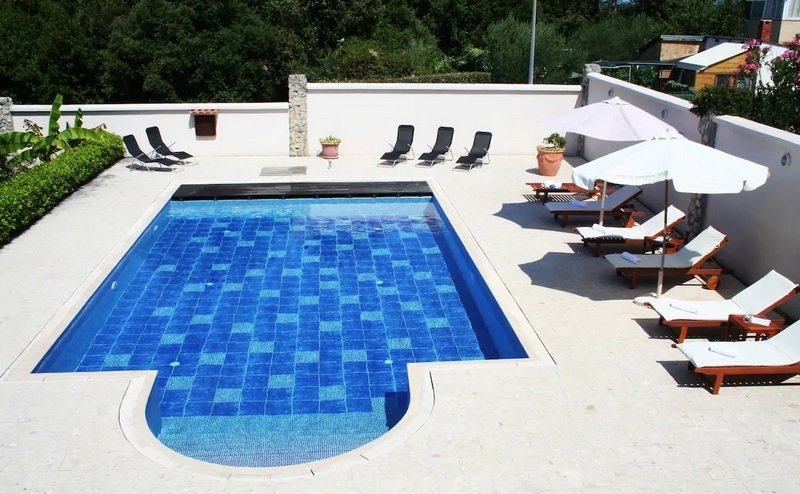 A H1712-es ingatlan úszómedencéje Kozinóban, Horvátországban - Panorama Scouting.