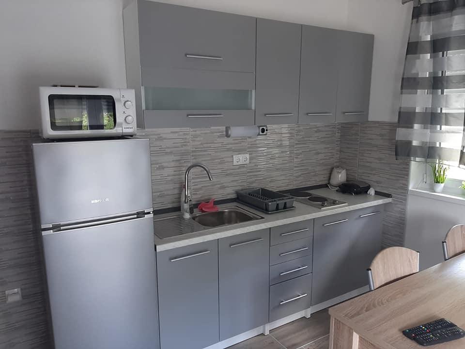 Konyha funkcionális berendezéssel és modern kialakítással.