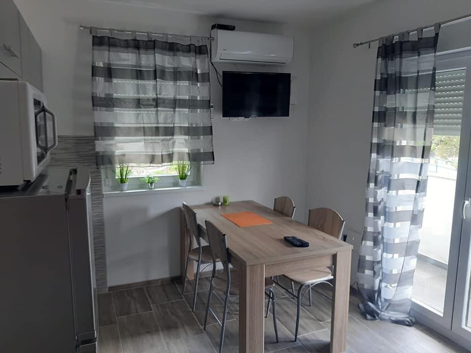 Légkondicionált étkezőrész a H1733-as házhoz Senj közelében, Horvátországban.