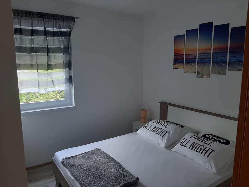 A H1733 ingatlan hálószobája, Horvátország - Panoráma cserkészet.