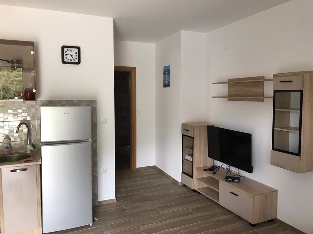 A ház bútorozott nappalija.