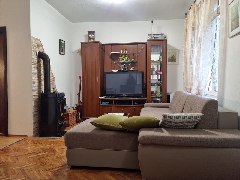 Hangulatos nappali fatüzelésű kályhával.