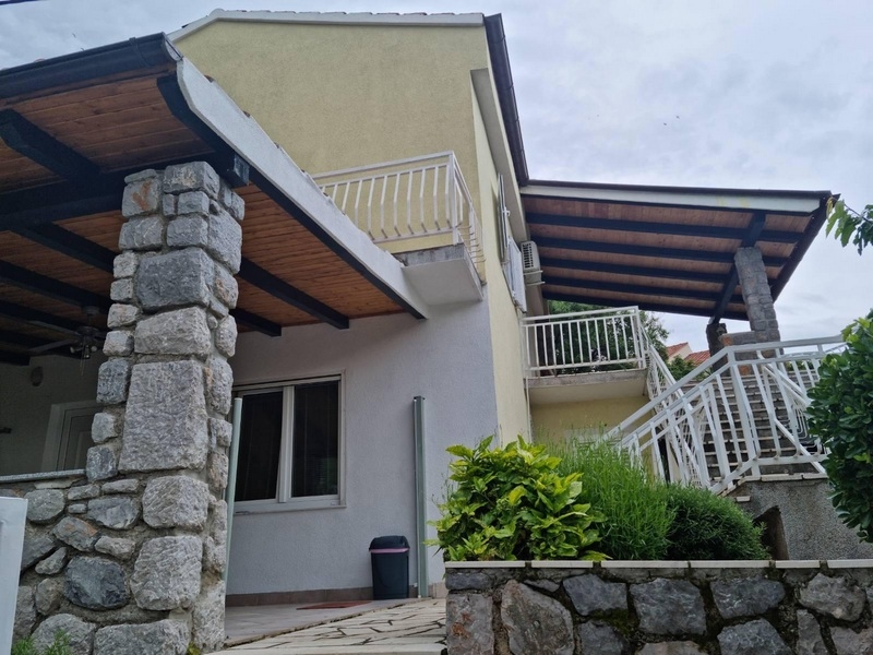 A ház két szintes.