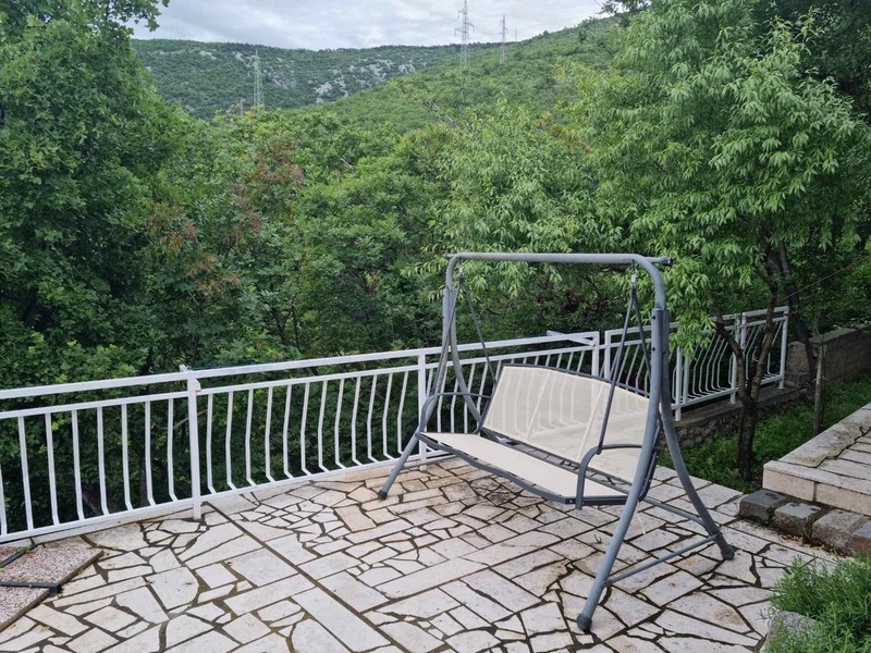 Terasz, kilátással a zöldre.