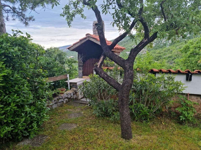 Kert és kilátás a grillsütőre.