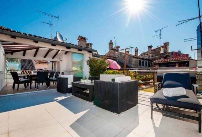 Tetőterasz a H1763-as házhoz, ami eladó Rovinjban a városközpontban.