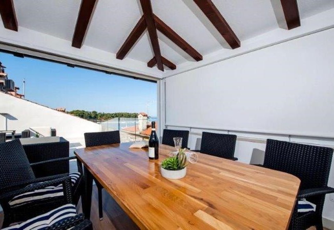 Étkező és kilátás a teraszra.