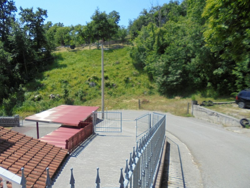 Parkolóhelyek és szabadtéri terület.
