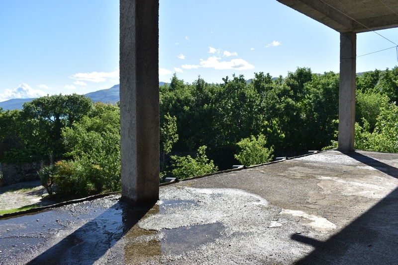 Terasz a H1772 ház felső emeletén, Rijeka régióban.