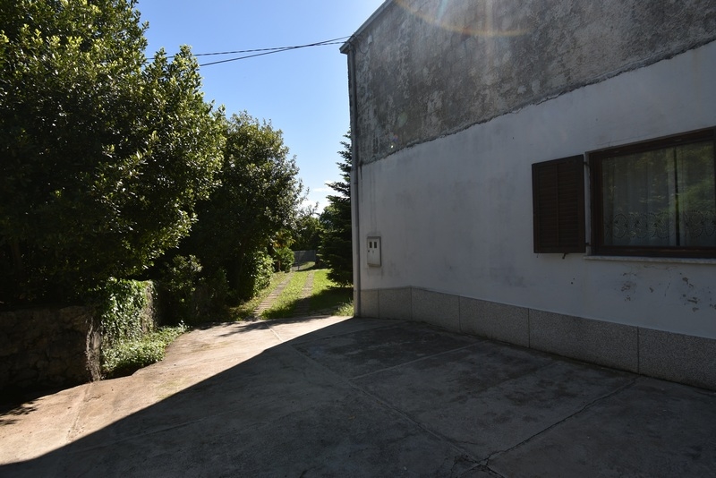 Kültéri terület és részleges kilátás a tengerre.