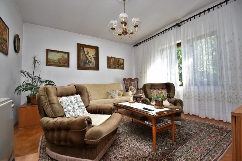 Nappali hagyományos bútorokkal.