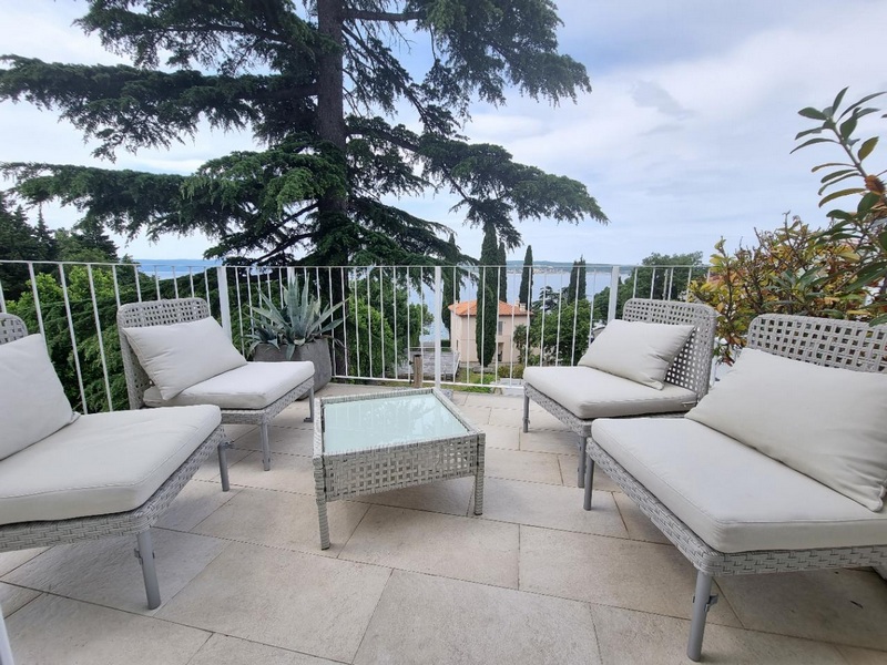 Terasz, gyönyörű kilátással a tengerre.