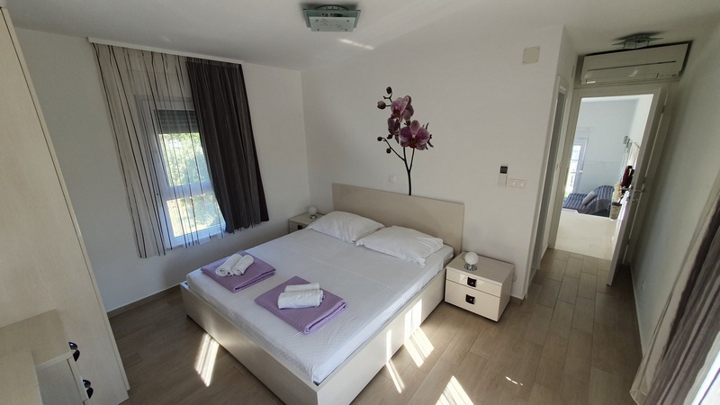 Légkondicionált hálószoba a H1783 ingatlanban, Ciovo Island.