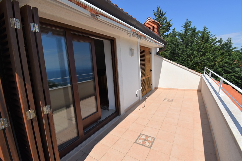 A H1785 Villa tetőterasza Abbázia közelében Horvátországban - Panoráma cserkészet.