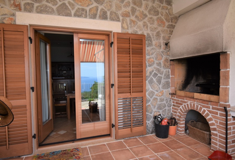 Kültéri grillezővel.