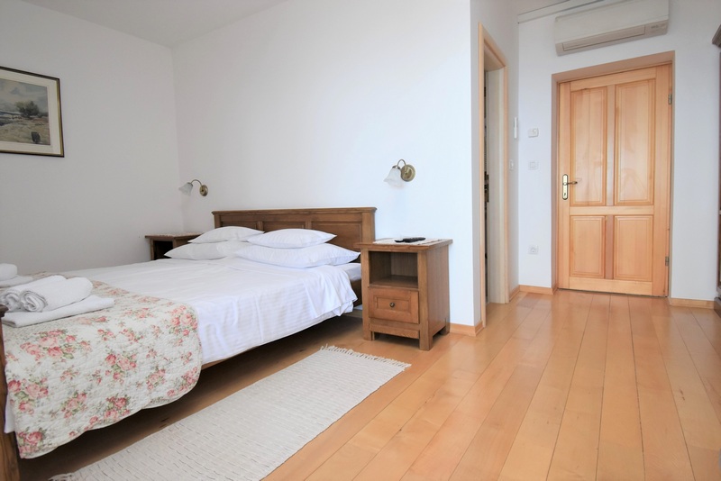 A H1785 ingatlan hálószobája Horvátországban - Panoráma cserkészet.