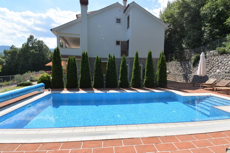 A Villa H1785 úszómedencéje Abbázia közelében, Horvátországban - Panorama Scouting.