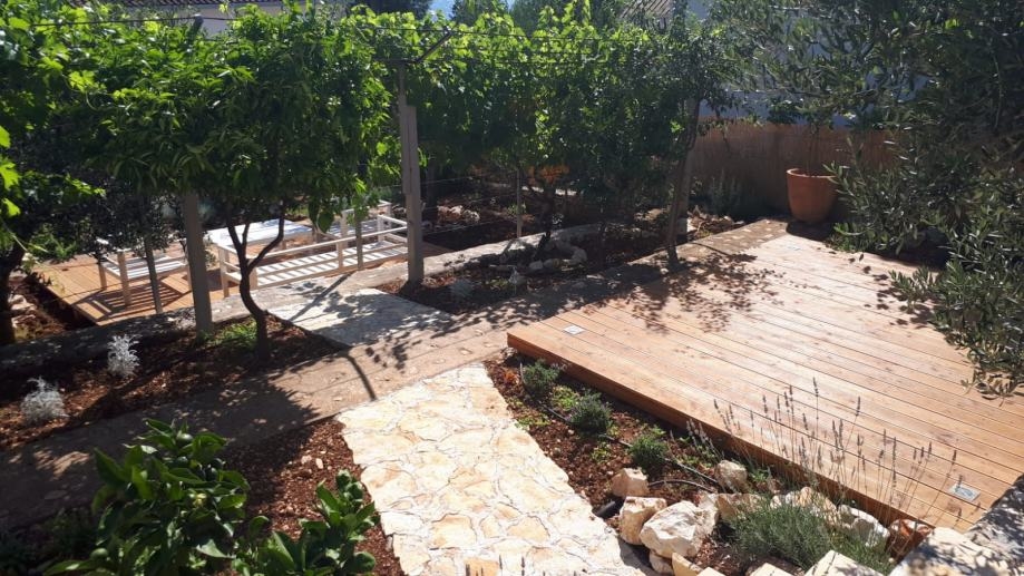 Vonzóan kialakított kert a H1790 ingatlanhoz, Dalmácia - Panorama Scouting.