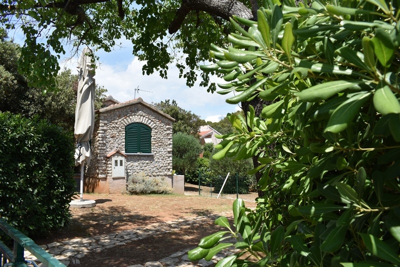 Mediterrán kőházak a tenger mellett Pasman-szigeten, Horvátországban.