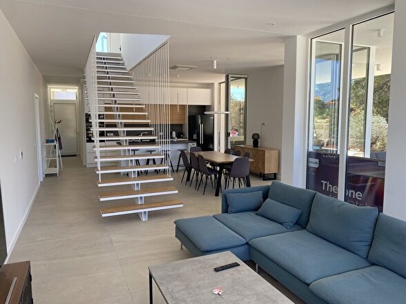 Nappali és lépcső vezet az emeletre.