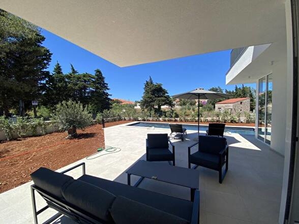 Terasz, kilátással a medencére.