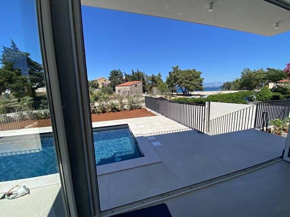 Teraszra és medencére néző kilátással - H1809 ingatlan, Horvátország - Panorama Scouting.
