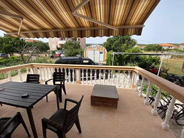 A H1848-as ingatlan terasza, Pasman-sziget.