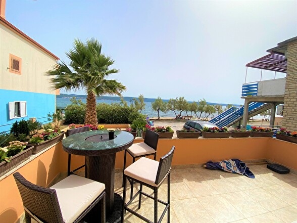 Kilátás a tengerre az alsó teraszról.