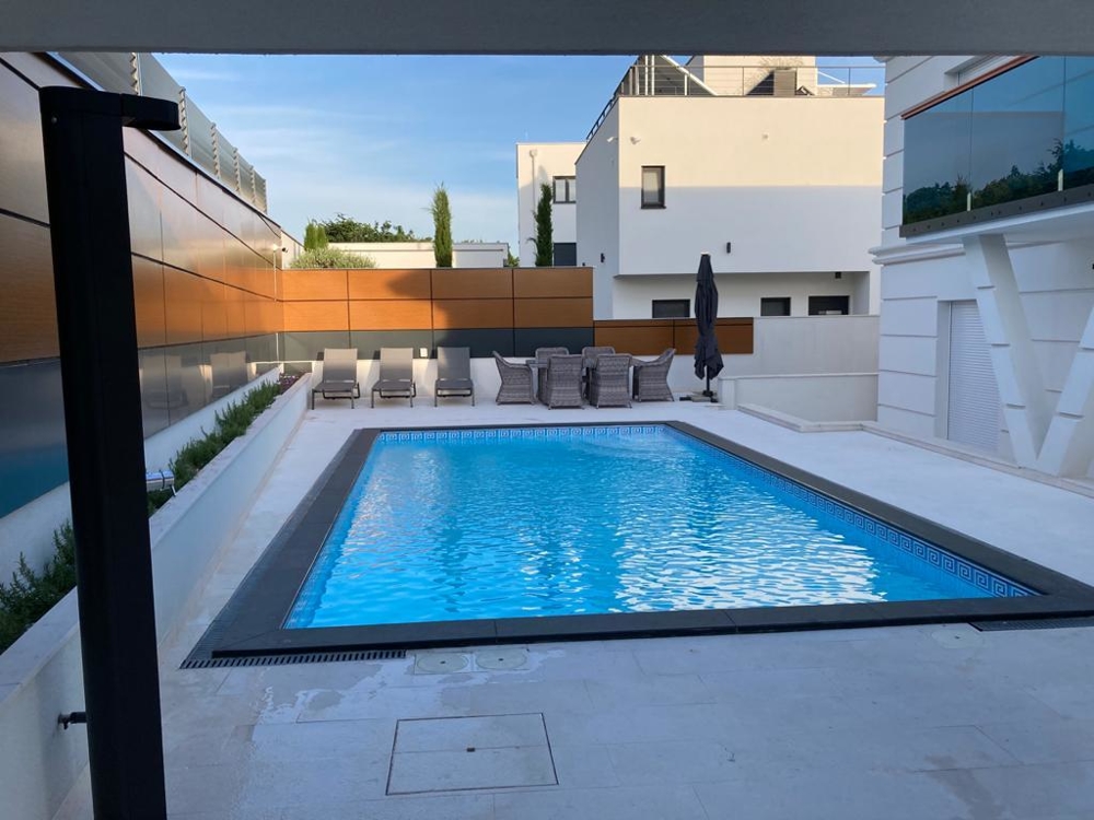 A H1851 luxusvilla úszómedencéje Crikvenicában, Horvátországban.