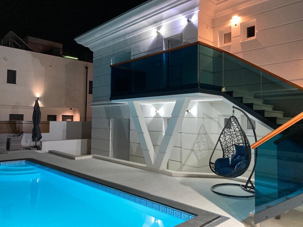 Luxus villa medencével.