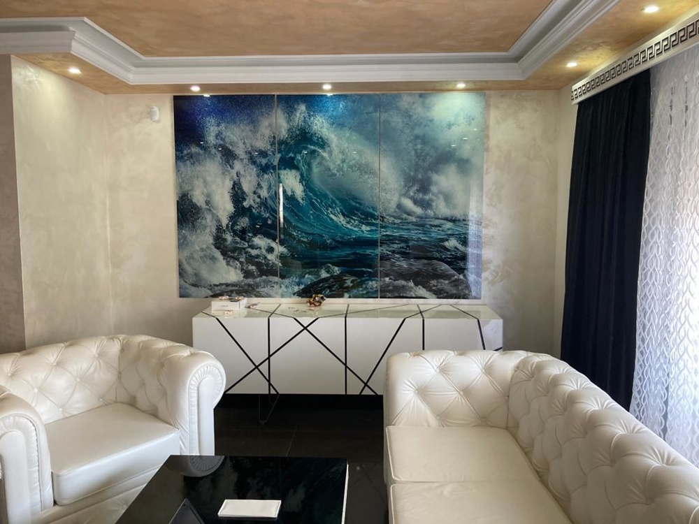 Fényűzően berendezett nappali tenger képével.