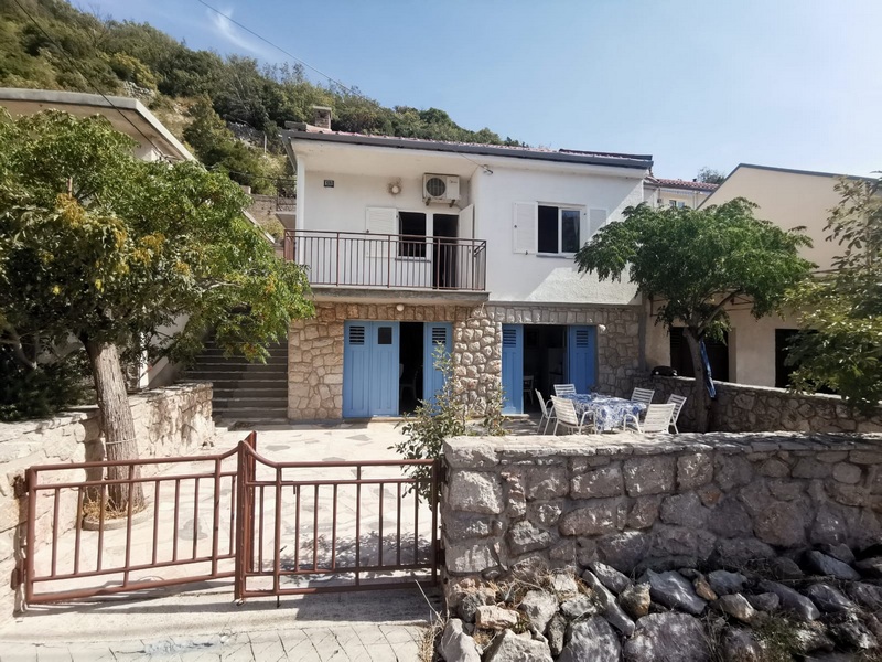 H1866 épület előtti udvar, Karlobag régió, Horvátország.