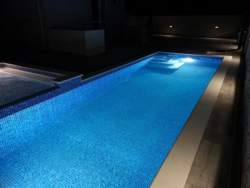 Modern és funkcionálisan berendezett konyha nappalival és étkezővel.