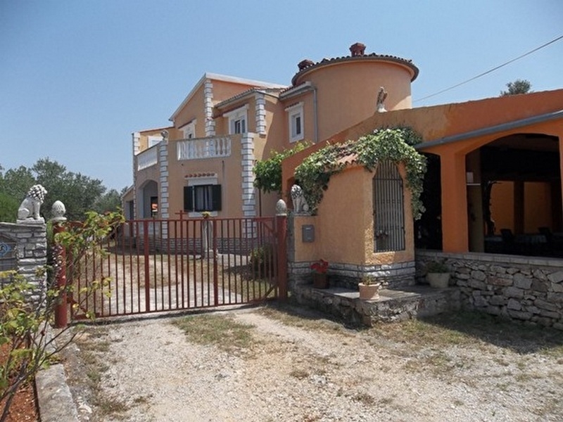 Eladó mediterrán ház Horvátországban Ugljanban - Panoráma Cserkészingatlan.