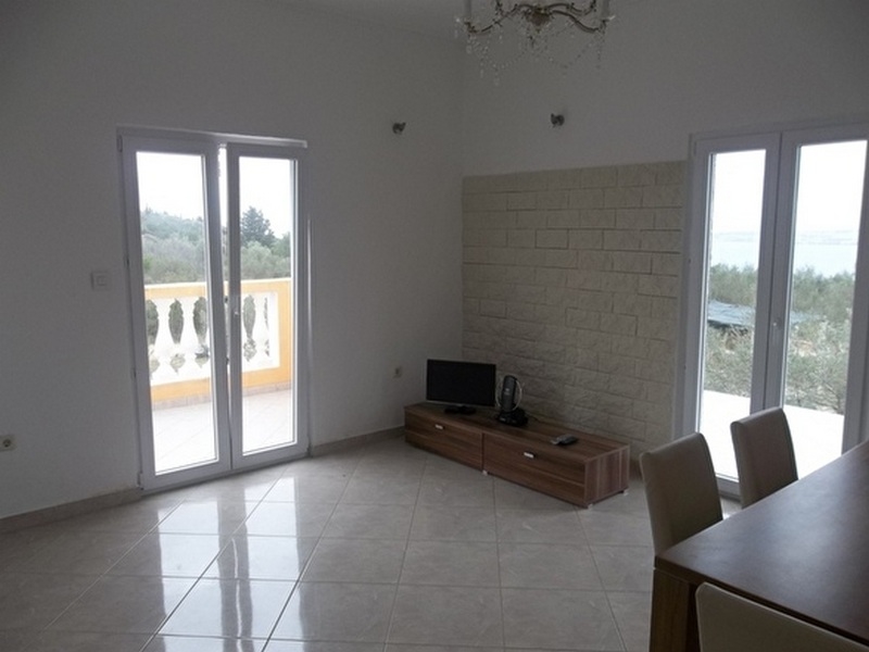 Nappali, kilátással a zöld környezetre.