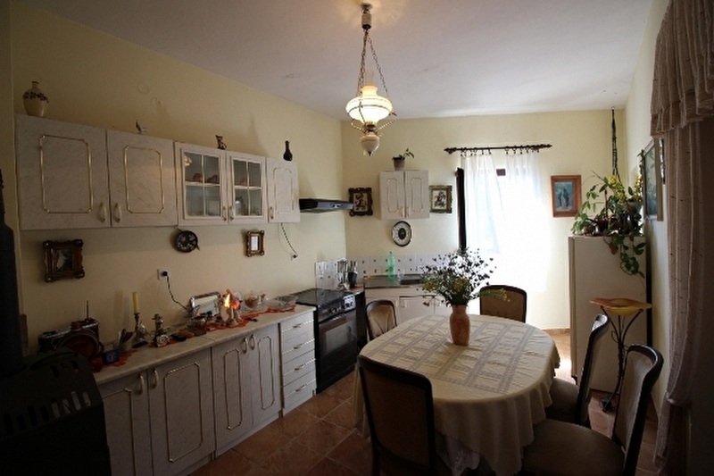 konyha és étkező.