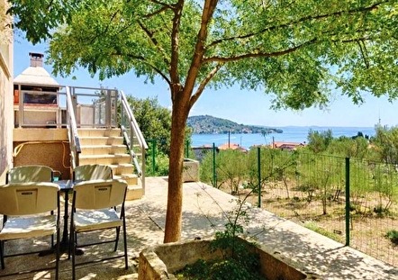 Kilátás az ingatlan mediterrán külterületére.