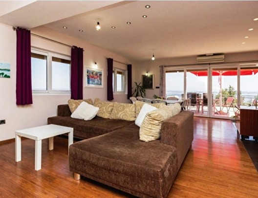 Nappali vonzó bútorokkal.