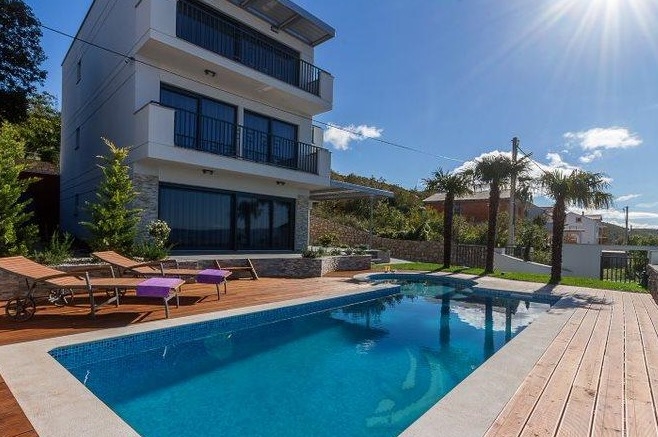 A Villa H1889 úszómedencéje, Novi Vinodolski régió, Horvátország - Panorama Scouting.