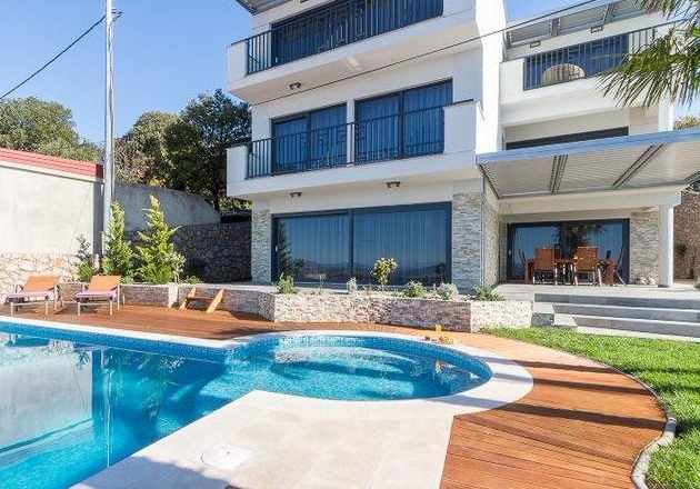 Úszómedence és napozóterasz.