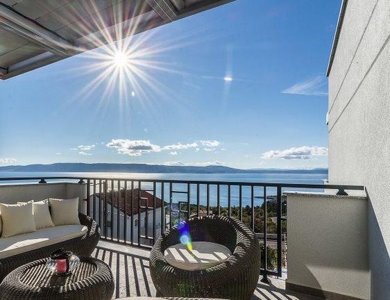 Tengerre néző kilátás a Horvátországban, Novi Vinodolski közelében található Villa H1889 felső emeletén található teraszról - Panoráma cserkészet.