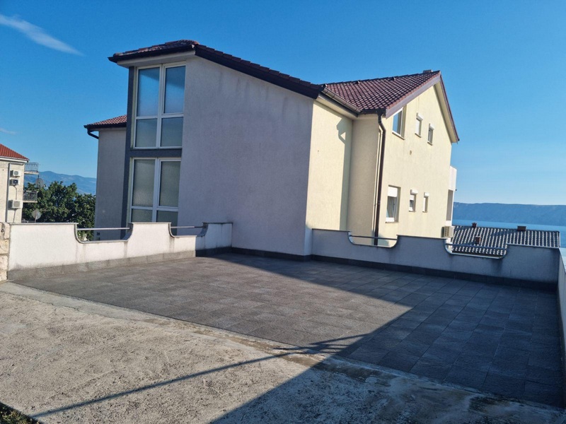 Horvátországban csendes környéken ház több lakóegységgel eladó.