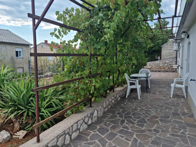 Kültéri terasz a H1890, Novi Vinodolski ingatlanhoz.