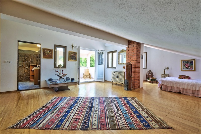 Kényelmes nappali tetőtérrel.