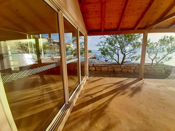 Terasz a H1912 ingatlanhoz, amely közvetlenül a tenger mellett található Horvátországban.