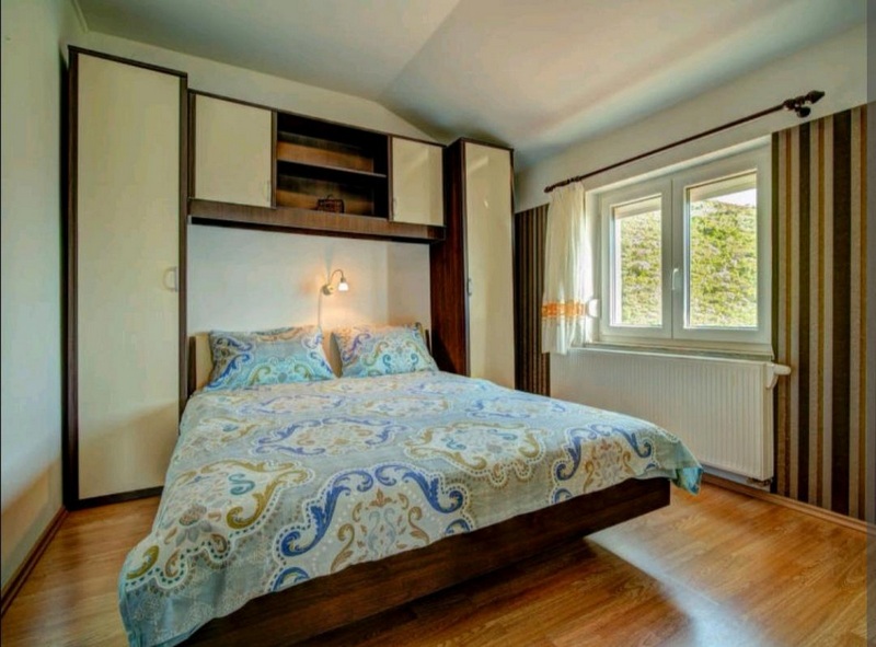 Funkcionálisan berendezett hálószoba.