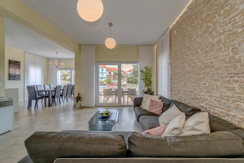 Nappali és kilátás a teraszra.