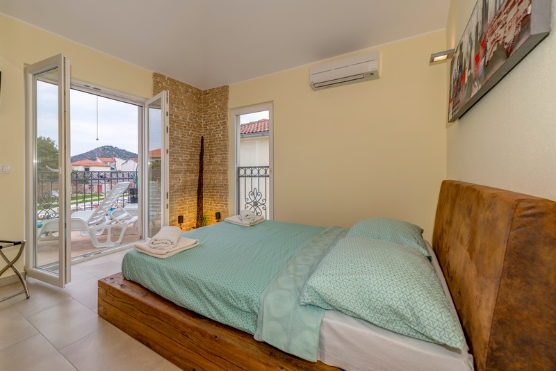 A H1917 ingatlan hangulatos hálószobája az első sorban a tengerparton.