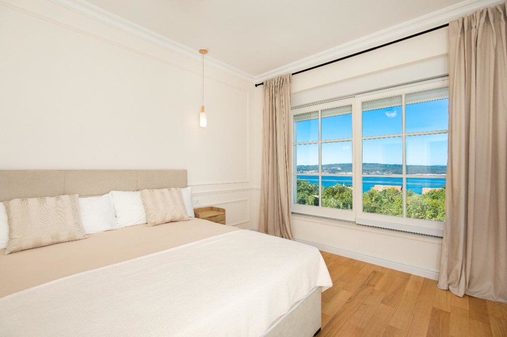 Tengerre néző hálószoba.